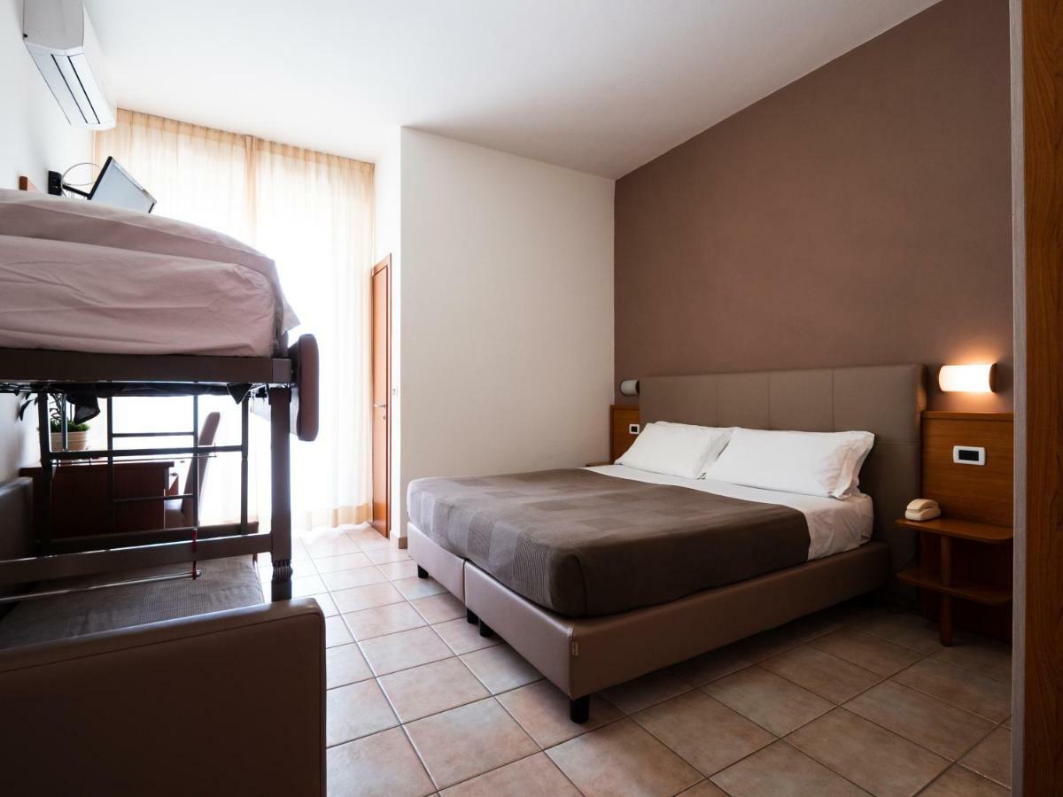 Hotel Florence Маротта Екстер'єр фото